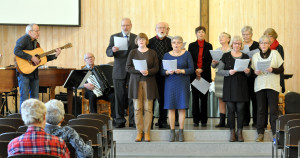 Musikkgledens venner som synger i kirken. Foto.