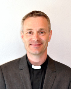 Pastor Sigvald Steilbu taler i søndagens gudstjeneste.